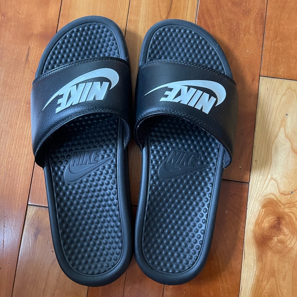 NIKE SLIDES